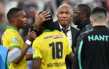 L'entraîneur de Nantes Antoine Kombouaré félicite ses joueurs après la victoire en finale de Coupe de France, le 7 mai 2022 au Stade de France