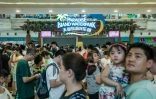 Des gens font la queue dans le "New Century Global Center" de Chengdu, la capitale du Sichuan, le 25 juillet 2016