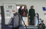 Le président français Emmanuel Macron (d.) et le Premier ministre indien Narendra Modi arrivent à l'aéroport de Marseille à Marignane, dans le sud de la France, le 11 février 2025