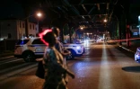 Des personnes passent devant une voiture de police à New York, le 13 août 2016