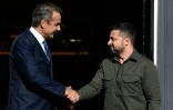 Le Premier ministre grec Kyriakos Mitsotakis (g) reçoit le président ukrainien Volodymyr Zelensky à Athènes, le 21 août 2023