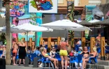 Des touristes à la terrasse d'un café, le 7 juin 2022 à Bénidorm, en Espagne