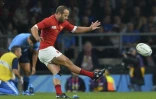 L'ouvreur du XV de France Frédéric Michalak botte une pénalité contre l'Italie à Twickenham, le 19 septembre 2015
