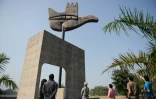 Le monument de la Main ouverte, dans le complexe du Capitole, à Chandigarh, dans le nord de l'Inde, le 18 janvier 2016