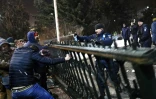 Un gendarme gaze des manifestants afin de les empêcher de pénétrer dans l'enceinte du siège du gouvernement à Bucarest, le 31 janvier 2017