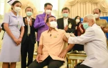Photo publiée par le gouvernement thaïlandais, montrant le Premier ministre Prayut Chan-O-Cha en train de recevoir le vaccin AstraZeneca contre le Covid-19 à Bangkok, le 16 mars 2021
