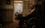 Andriï Oleinik, 48¨ans, dans sa chaise roulante dans sa maison de Mykolaïvka, est de l'Ukraine, le 11 mai 2022
