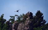 Un gypaète barbu vole au-dessus Parc Naturel Régional du Vercors, près de Treschenu-Creyers le 13 juin 2025
