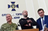 Le journaliste russe Arkadi Babtchenko (c) au côté du chef des services ukrainiens de sécurité (SBU) Vassyl Grytsak (d), lors d'une conférence de presse à Kiev, le 30 mai 2018