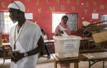 Une femme est en train de voter dans le quartier de Ngor, à Dakar, lors des élections législatives au Sénégal le dimanche 31 juillet 2022, un test important pour le pouvoir


