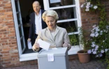 La présidente de la Commission européenne Ursula von der Leyen, du parti allemand des conservateurs (CDU et CSU), vote le 9 juin 2024  à Burgdorf, près d'Hanovre 