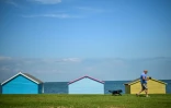 Des cabines sur la plage de Tankerton, à Whitstable, dans le sud-est de l'Angleterre, le 23 juillet 2025