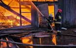 Des pompiers luttent contre un incendie après une attaque de drone à Lviv, le 19 septembre 2023 en Ukraine