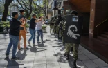 Des gendarmes arrivent à la résidence du ministre de l'ancien gouvernement Kirchner, Julio De Vido, le 25 octobre 2017 à Buenos Aires