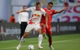 Le défenseur de Leipzig Lukas Klostermann (g) devance le milieu du Bayern Jamal Musiala en Supercoupe d'Allemagne, le 30 juillet 2022 à Leipzig