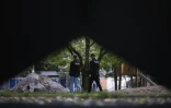 Des travailleurs sociaux dans le quartier de Baronbackarna, à Örebro, le 23 septembre 2024 en Suède