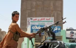 Un milicien afghan surveille une route dans les environs de Herat (nord-ouest), le 6 août 2021