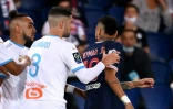 Le défenseur de Marseille, Alvaro Gonzalez (g), retient l'attaquant brésilien du Paris-SG, Neymar, lors du match de Ligue 1 au Parc de Princes, le 13 septembre 2020