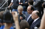 François Hollande (c) entouré du maire de Saint-Etienne-de-Rouvray Hubert Wulfranc et du ministre de l'Intérieur Bernard Cazeneuve (d), s'adresse à la presse, le 26 juillet 2016 à saint-Etienne-de-Rouvray