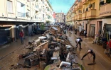 Des habitants empilent des débris dans une rue de Paiporta, après des inondations dévastatrices, le 1er novembre 2024 dans la région de Valence, en Espagne