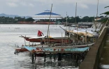 un pêcheur au bord de l'eau, là où se trouvaient des maisons avant le passage du super typhon Haiyan en 2013, le 13 octobre 2023 à Tacloban, aux Philippines
