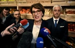 La ministre de l'Agriculture Annie Genevard fait une déclaration à la presse lors du lancement des "conférences de la souveraineté alimentaire" au marché de gros de Rungis, le 8 décembre 2025 au sud de Paris