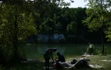 Des gens sur les berges de l'étang de l'Ermitage à Lormont, près de Bordeaux, le 11 août 2024 

People cool off on the banks of a lake in a public park in Lormont, southwestern France, on August 11, 2024. In Gironde with temperatures approaching 40°C, people from Bordeaux defy the ban on swimming in the Ermitage lake in Lormont. In search of coolness, in the shade or in the water, France is experiencing another heatwave on August 11, 2024, with temperatures of up to 40°C in the south-west, a "heatwave" that will also affect Paris in the evening as the Olympic Games draw to a close.
