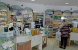 Une pharmacie à Nice, le 2 mai 2020 équipée d'écrans en plexiglas protecteurs