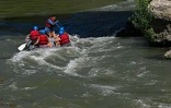 Des personnes naviguent en canot pneumatique sur le Tibre, sur un tronçon du fleuve situé entièrement dans la zone urbaine du centre de Rome, le 14 août 2026