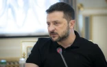 Photo remise par le service de presse de la présidence ukrainienne montrant le président Volodymyr Zelensky, le 20 août 2025 à Kiev