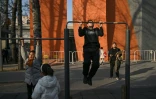 Des personnes font de l'exercice au parc Ritan à Pékin, le 4 février 2026