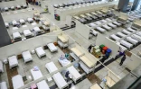 Préparation pour l'arrivée de malades dans un centre d'exposition reconverti en hopital à Wuhan, le 6 février 2020