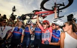 La joie de Remco Evenepoel au milieu de ses équipiers après l'arrivée du Tour d'Espagne, le 11 septembre 2022 à Madrid  