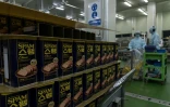 Des boîtes de spam, un concoction à base de porc, dans une usine de production, le 28 août 2018 à Jincheon, en Corée du Sud