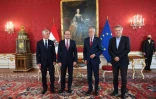 (g-d) Le nouveau ministre autrichien des Affaires étrangères Michael Linhart, le nouveau chancelier autrichien Alexander Schallenberg, le président autrichien Alexander Van der Bellen et le vice-chancelier autrichien, leader des Verts, le 11 octobre 2021 au palais Hofburg, à Vienne 