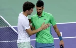 L'Italien Luca Nardi (gauche) est félicité par le Serbe Novak Djokovic, le 11 mars 2024 à Indian Wells aux Etats-Unis