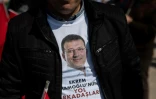 Un manifestant porte un t-shirt à l'effigie du maire d'Istanbul, Ekrem Imanoglu, lors d'un rassemblement à l'appel du principal parti d'opposition, le 29 mars 2025 à Maltepe, dans les environs d'Istanbul, en Turquie