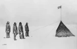 L'explorateur Roald Amundsen et ses compagnons hissent le drapeau norvégien au pôle sud, qu'ils ont été les premiers à atteindre, le 14 décembre 1911