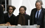 Faouzi Lamdaoui (c) entre Francois Hollande et son fils Thomas Hollande (g) avant une réunion pendant la campagne présidentielle le 15 avril 2012 au Château de Vincennes, près de Paris