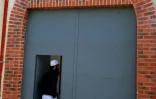 Un homme entre dans le centre culturel musulman de Romilly-sur-Seine, où vivent les parents d'Omar Ismaïl Mostefaï, un des assaillants du Bataclan, le 15 novembre 2015