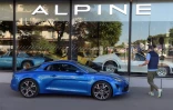 Une Renault Alpine devant un concessionnaire à Boulogne Billancourt, le 29 mai 2020. La marque Alpine, aura pour objectif d'être rentable en 2025