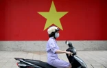 Une femme conduit un scooter à Hanoi, le 17 juillet 2025 
