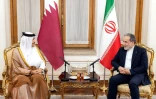 Photo diffusée par le ministère qatari des Affaires étrangères montrant le Premier ministre et ministre des Affaires étrangères du Qatar, le cheikh Mohammed ben Abdelrahman Al-Thani, à gauche, rencontrant le ministre iranien des Affaires étrangères Abbas Araghchi à Téhéran, le 27 août 2026