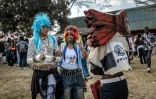 Des cosplayers posent, le 22 août 2026 à Nairobi, durant la convention Otamatsuri consacrée à la culture des mangas et animes japonais