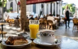Petit-déjeuner à la terrasse d'un café parisien, le 2 juin 2020