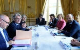 Le leader de FO, Jean-Claude Mailly (2e à gauche) reçu par le Premier ministre Edouard Philippe (d) et la ministre du Travail Muriel Pénicaud à Matignon, le 25 juillet 2017