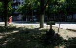 Une tombe creusée en pleine rue à Marioupol le 1er juin 2022