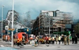 Des pompiers devant la façade principale de l'ancienne Bourse de Copenhague qui s'est effondrée, deux jours après un incendie qui l'a ravagée, le 18 avril 2024 au Danemark