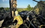 Image fournie par les services d'urgence ukrainiens de pompiers ukrainiens qui éteignent un incendie après une frappe de drone russe à Kiev le 12 mai 2026