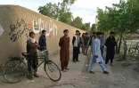 Des habitants près des lieux d'une explosion contre une mosquée sunnite, le 29 avril 2022 à Kaboul, en Afghanistan